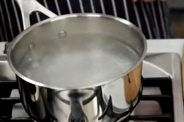 SAVET KUVARICE KADA I KAKO DA POTAPATE PIRINAČ: Nije isto da li je smeđi ili beli, SRBI do sada ovo NISTE ČULI