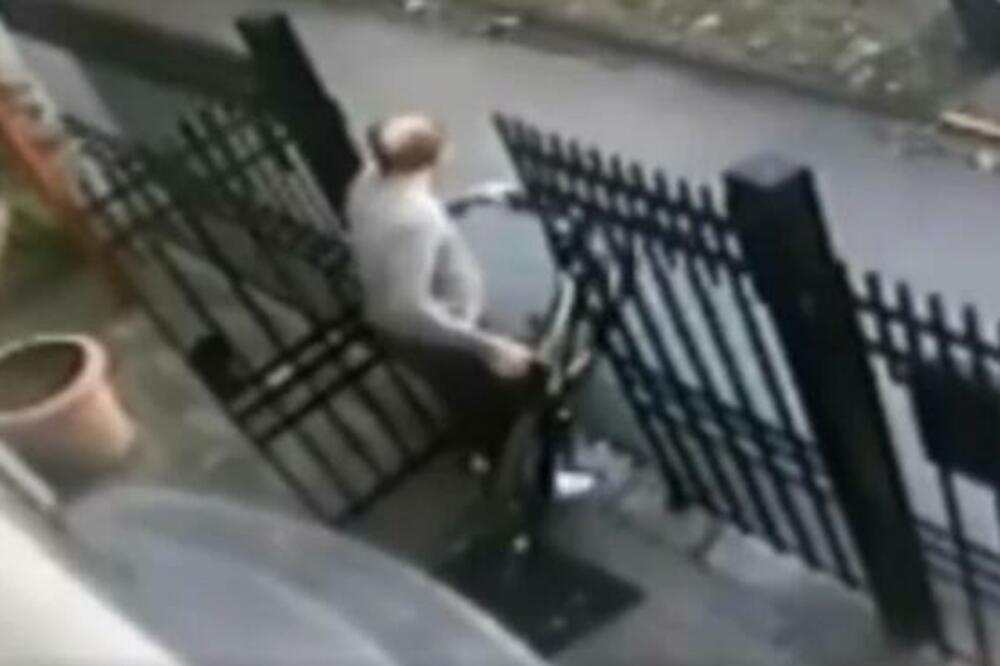 KO DRUGOM JAMU KOPA, SAM U NJU UPADA! Trapavi lopov u Novom Sadu, UKRAO bajs pa PAO SA NJEGA! (VIDEO)