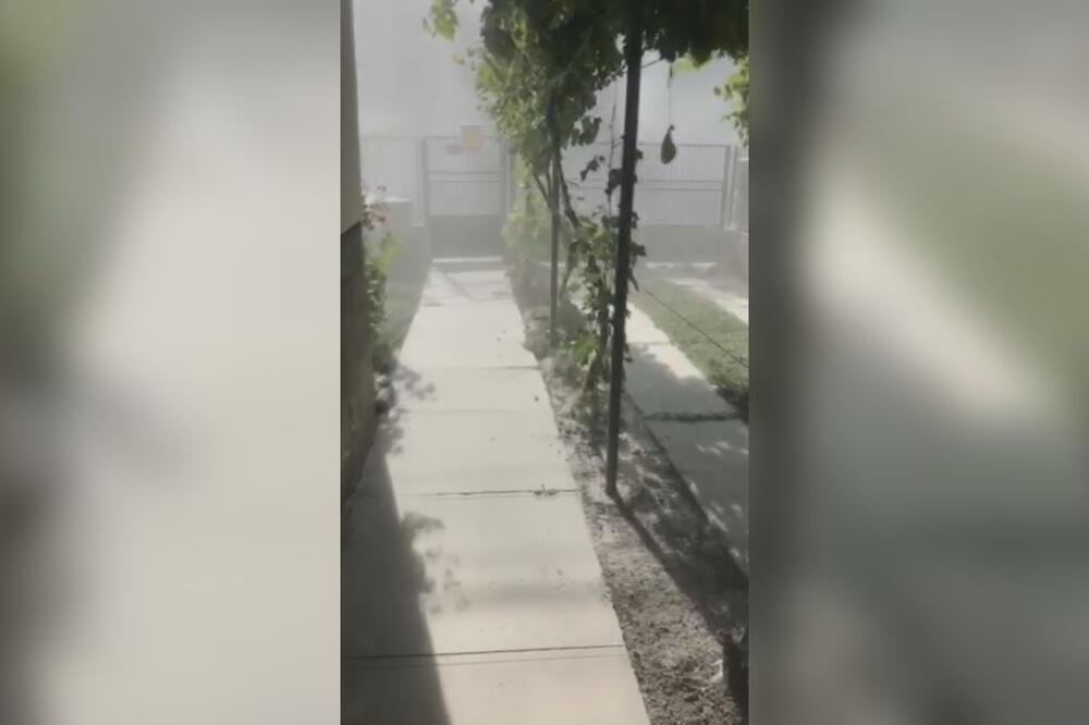 ČAČANI SE USRED JULA PROBUDILI U "SNEŽNOJ BAJCI": Umesto u silosima završilo svugde po ulicama i kućama (FOTO)