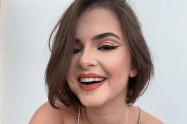 POPULARNA LEPOTICA ŠOKIRALA SVE: Objavljuje EKSPLICITNE SCENE, a sada TVRDI da radi još GORU STVAR (VIDEO)