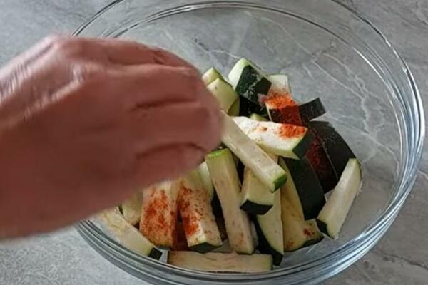 LEDENA SALATA BOLJA OD SLADOLEDA: Pomešajte OVO POVRĆE i davićete se u njoj (RECEPT)