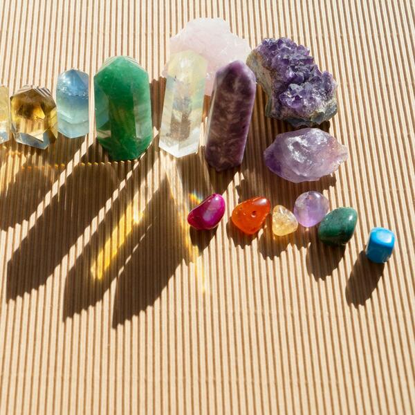 POLUDRAGO KAMENJE: Prema horoskopskom znaku izaberite vašu amajliju za poboljšanje energije i zdravlja!