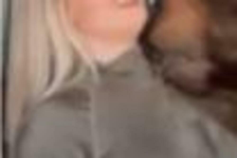 "ZNA OVAJ BRAT ŠTA VALJA": Zaronio u NJENE GRUDI, pa krenuo da SKIDA SVE REDOM, nećete TREPNUTI (VIDEO)