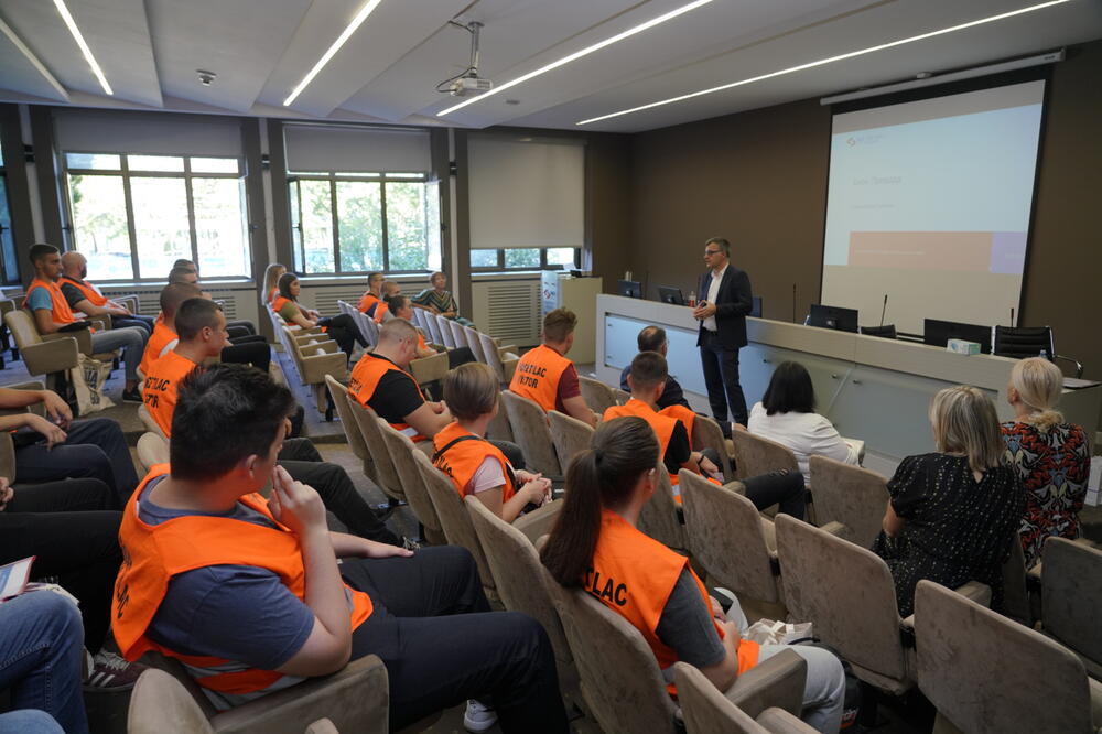 PRVA SEZONA OBUКE ZA MLADE RAFINERCE: Srednjoškolci iz Pančeva i Zrenjanina na praksi u NIS-u