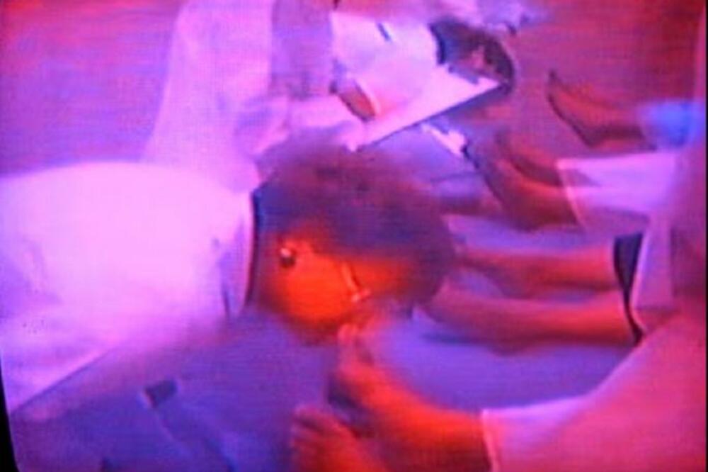 NJEN POSAO JE DA IM SE SPUSTI I TO RADI SATIMA! Ova žena ima NAJBIZARNIJE ZANIMANJE, bukvalno ćete POVRATITI