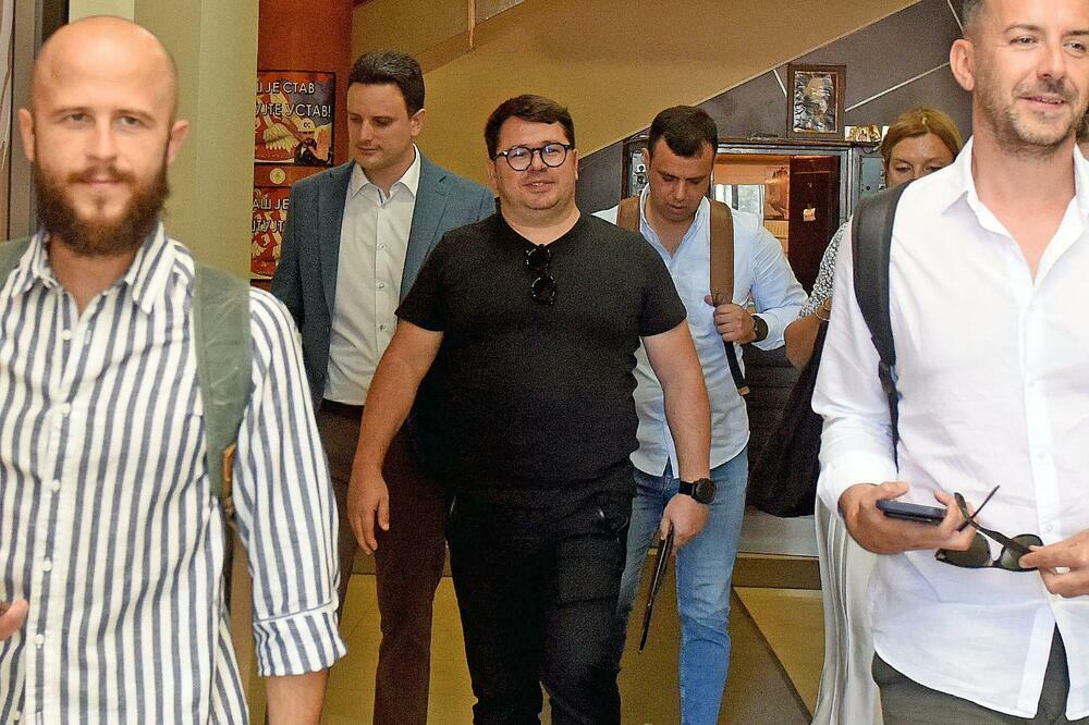 „OBJEKTIVNI I PROFESIONALNI“ MEDIJI NASTAVLJAJU KAMPANJU PROTIV KURIRA I IGORA ŽEŽELJA: Evo kako spinuje Cenzolovka