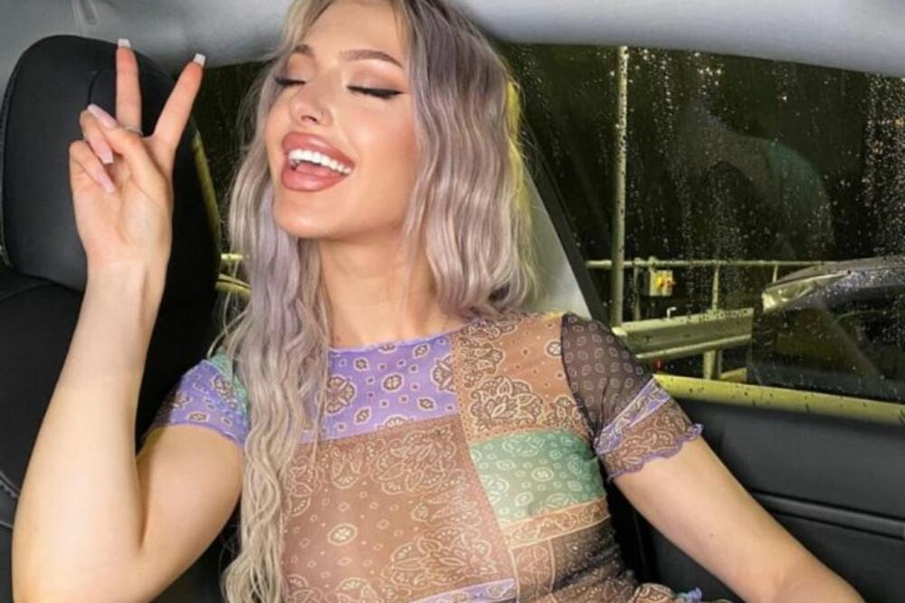 GOLOM ZADNJICOM SEDA NA NJIH, TVRDI DA JE JAKO BOLI: Ove fantazije traže od nje VIŠE puta na dan