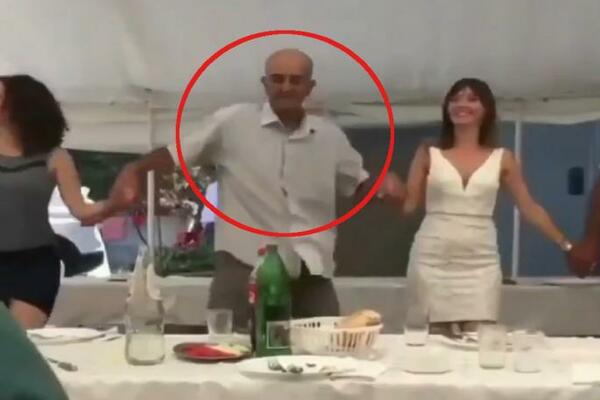 UŠAO U KOLO, PA UKRAO ŠOU! Deka počeo da MEŠA, a kad je uhvatio OVE DVE ŽENE, svi ZINULI OD ŠOKA (VIDEO)