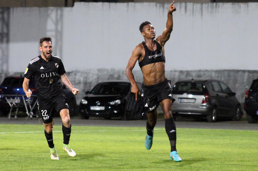 ČUKARIČKI POKORIO NOVI PAZAR: Lončar promašio penal u 94', Spartak jači od Radnika!