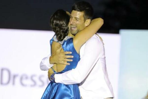 NOVAK U ZAGRLJAJU DRUGE ŽENE: Po službenoj dužnosti morao da razmenjuje STRAST I NEŽNOST! (VIDEO)