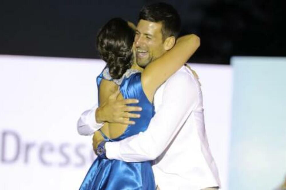 NOVAK U ZAGRLJAJU DRUGE ŽENE: Po službenoj dužnosti morao da razmenjuje STRAST I NEŽNOST! (VIDEO)