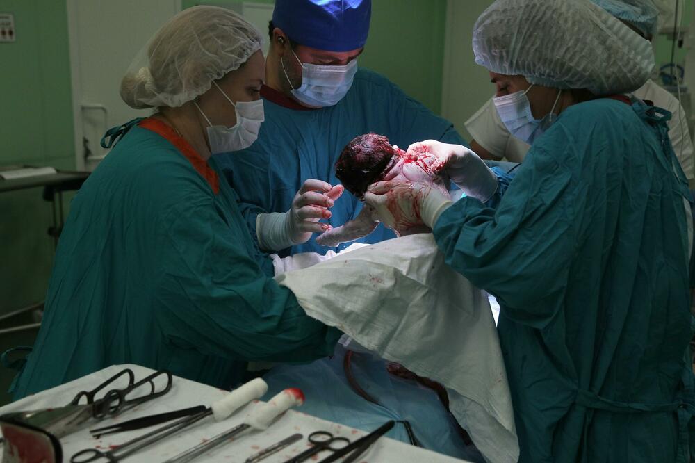 EVO KAKO PUCA VODENJAK KADA SE ŽENA PORAĐA CARKIM REZOM: Mnogo je SLOŽENIJE, babica je sve OBJASNILA!