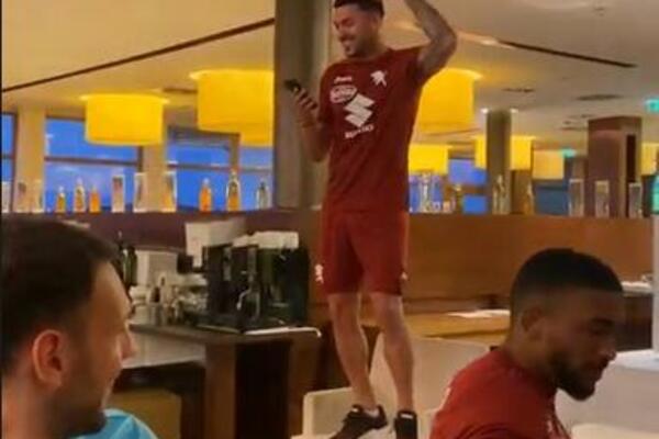 VATRENO KRŠTENJE: Umalo da saigrači počnu da ga kite! RADONJIĆ SE POPEO NA STOLICU I ZAPEVAO (VIDEO)