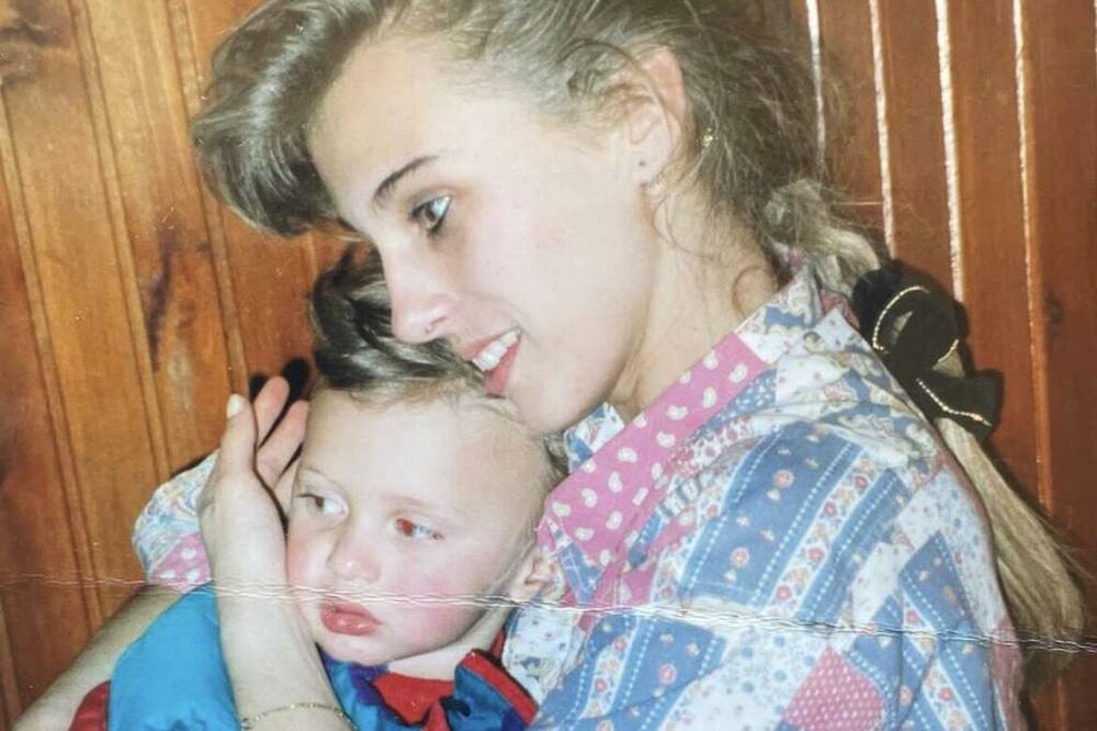 SADA JE DOBIO 30 DANA PRITVORA, OCA MU SVI ZNATE: Pojavila se fotografija njegove MAJKE, ona se još nije OGLASILA