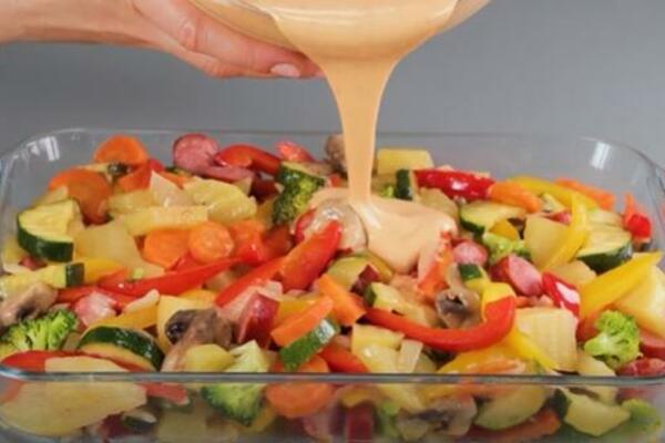 LAGANO I ZASITNO JELO IDEALNO ZA LETO! Zapečeno povrće sa kobasicom PROSTO morate da PROBATE (VIDEO)