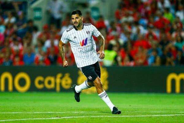 MITROVIĆ PRIREDIO ŠOU ENGLEZIMA: Srpski golgeter se pred novinarima pojavio u HIT izdanju! (FOTO)