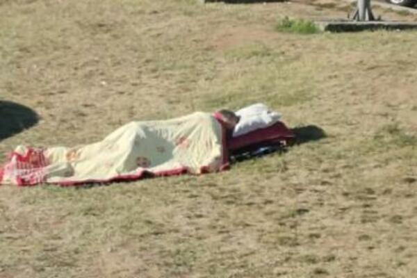 SRBIN LEGAO PORED AUTO-PUTA, ISPUŽIO SE KAO NIŠTA: Spava li spava, ne smeta mu buka, slika je tek hit (FOTO)