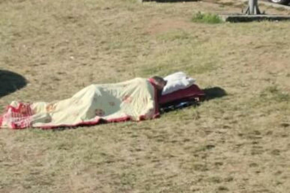 SRBIN LEGAO PORED AUTO-PUTA, ISPUŽIO SE KAO NIŠTA: Spava li spava, ne smeta mu buka, slika je tek hit (FOTO)