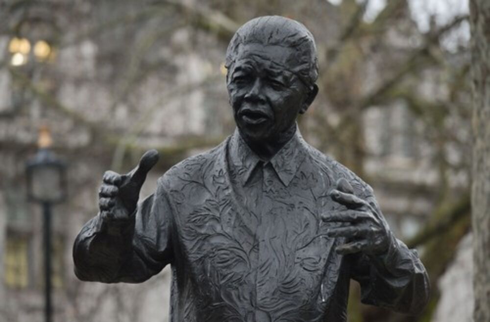 Spomenik Nelsonu Mendeli