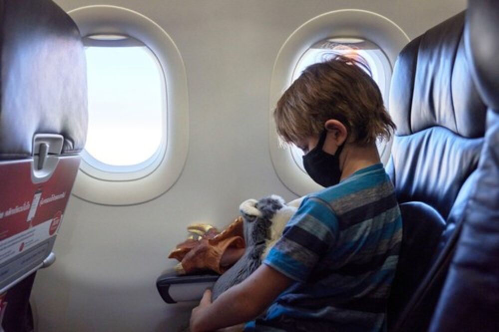 Dete u avionu