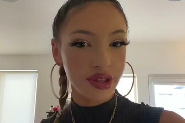 BILO JOJ JE VRUĆE U AVIONU, PA SE RASKOMOTILA PRED SVIMA: Ostala na STUBU SRAMA, a evo i šta je NOSILA! (VIDEO)