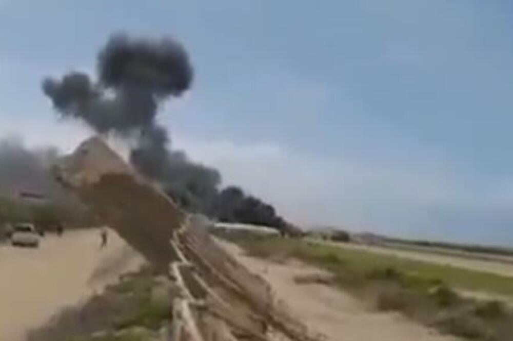 NOVA DRAMA NA NEBU: Srušio se putnički avion, prevrnuo se tokom sletanja na aerodrom! (VIDEO)