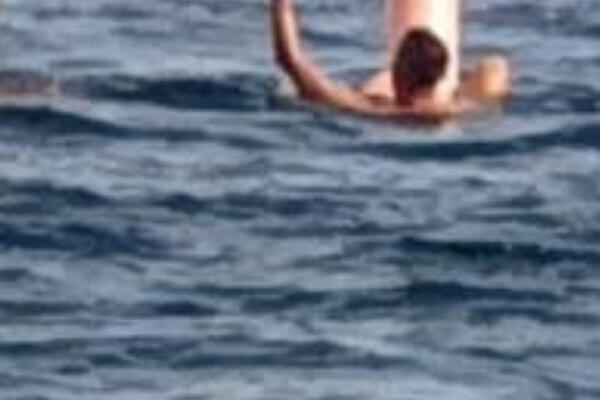 SVI ZINULI U MLADIĆA NA HRVATSKOM PRIMORJU! Šta ovo drži u rukama? OGROMAN JE (FOTO)