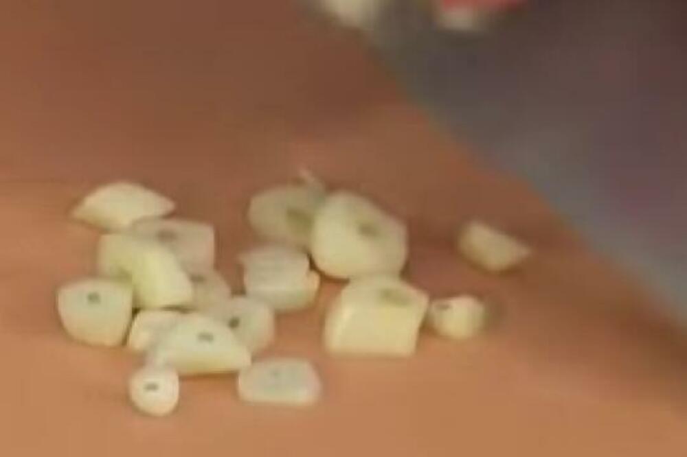 EVO KAKO DA OLJUŠTITE BELI LUK ZA 10 SEKUNDI: Posle ovog saveta više nikada nećete raditi drugačije (VIDEO)