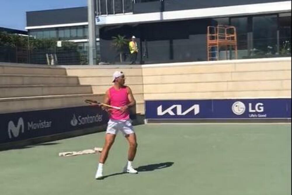SAMO DESET DANA POSLE PREDAJE KIRJOSU! Nadal se pojavio na terenu kao da je sve u najboljem redu! (VIDEO)