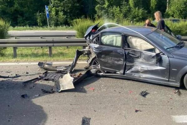 STRAVIČAN SUDAR KOD ZMAJA, ZADNJI DEO "BMW" ULUBLJEN SKROZ! Prava je sreća da niko nije NASTRADAO! (VIDEO)