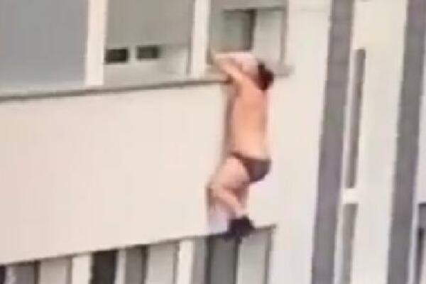 KOMŠIJE USNIMILE ŠVALERA KAKO VISI GO NA PROZORU: Muž se ranije VRATIO KUĆI, a usledio je BRUTALNI DEO (VIDEO)