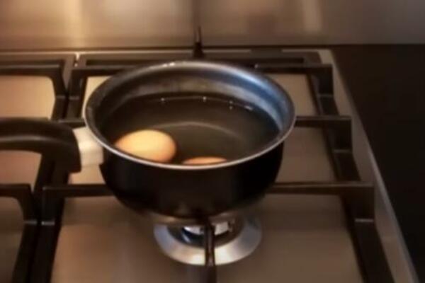 NIKAKO NE BACAJTE VODU U KOJOJ STE KUVALI JAJA: Važnije je nego što mislite