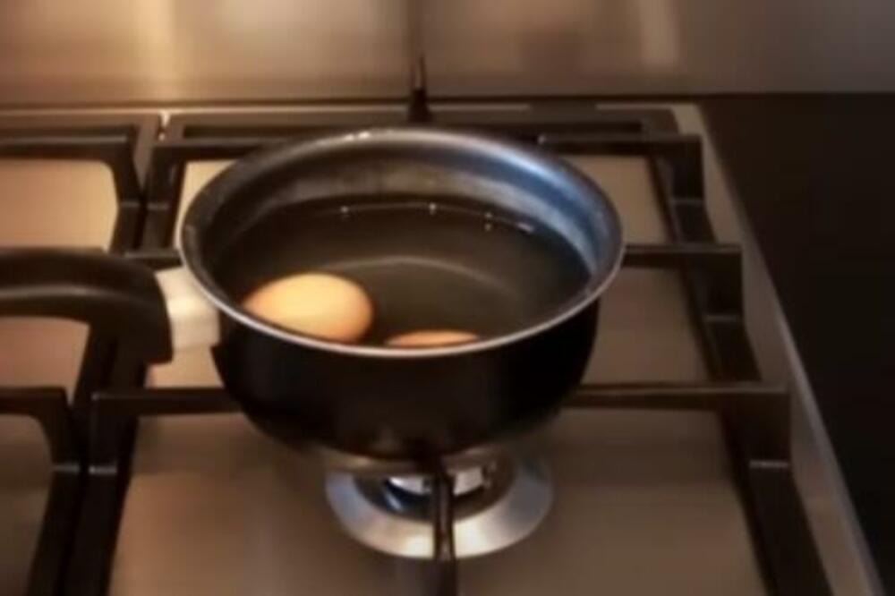 NIKAKO NE BACAJTE VODU U KOJOJ STE KUVALI JAJA: Važnije je nego što mislite