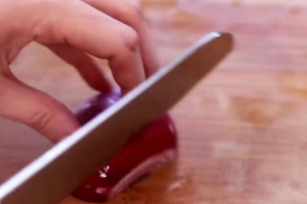 OVO JE NAJBOLJI NAČIN DA SECKATE LUK BEZ SUZA: Ako uzmete ovo UMESTO NOŽA ni jednu suzu NEĆETE pustiti