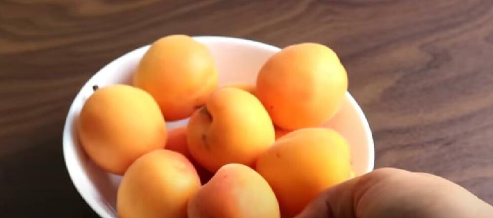 Čokoladni kolač sa kajsijama