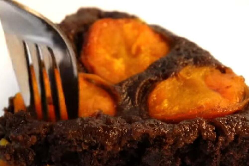 STARINSKI ČOKOLADNI KOLAČ SA TREŠNJAMA IZ TIGANJA: Zbog 1 SASTOJKA je SOČAN, ništa UKUSNIJE niste PROBALI (RECEPT)