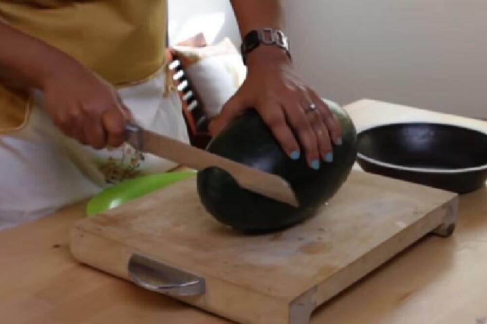 ISECITE LUBENICU ZA 20 SEKUNDI BEZ MUKE I NEREDA: Ovaj TRIK je ZALUDEO celi SVET!