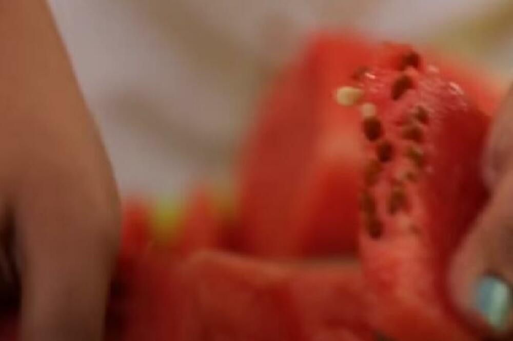 VERUJE SE DA KOŠTICE LUBENICE IMAJU LEKOVITO DEJSTVO: Kada OVO pročitate više ih NIKADA nećete BACITI!