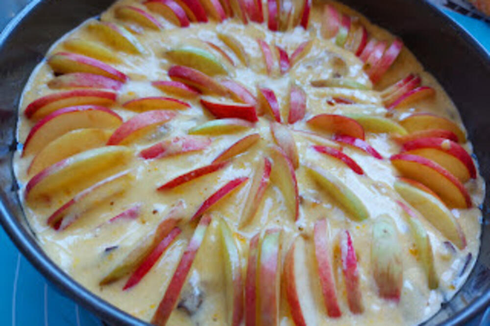 NAJVOĆNIJI KOLAČ, LAGAN I PREUKUSAN: Idealan je za vrele dane, osvežava KAO SLADOLED (VIDEO)