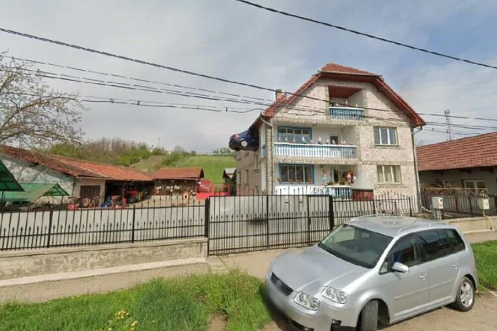KO JOŠ FURA ZAVESE? Bizaran prizor iz BALKANSKE ZEMLJE, sa drugog sprata porodične kuće VIRI AUTOMOBIL! (FOTO)