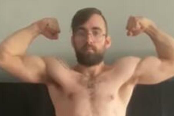 BIZARNI TRENING: Proveo 326 dana u OVOJ pozi kako bi DOSTIGAO savršenu FORMU, nema DALJE! (VIDEO)