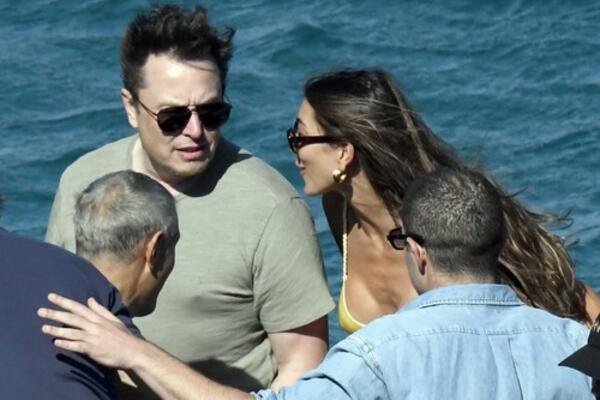 MASK PROVODI ODMOR U GRČKOJ SA MISTERIOZNOM DEVOJKOM: Iako je ona GLAVNA TEMA, svi BRUJE O NJEGOVOM TELU! FOTO