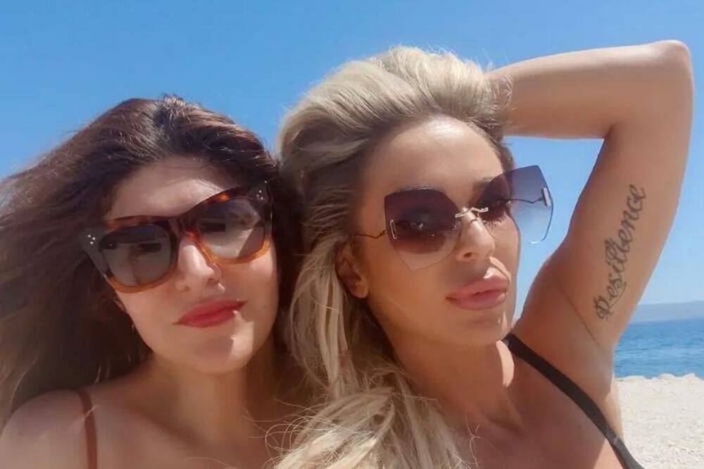 SKINULA SE POZNATA VODITELJKA, ISPALE SVE OBLINE: A tek da vidite gde DRŽI RUKU, svi su na APARATIMA (FOTO)