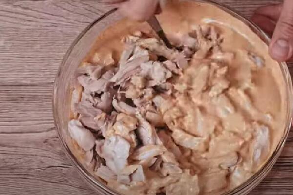 OVU SALATU SVAKA KUĆA SPREMA KADA SLAVI SLAVU: Toliko je dobra da PRVA NESTANE sa stola, odmah zapišite recept