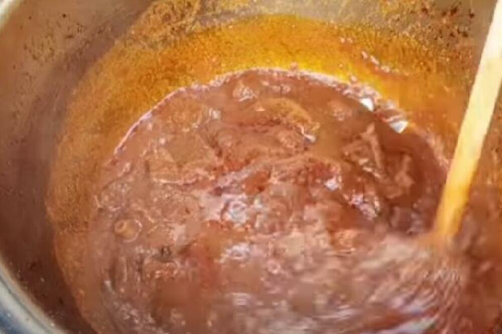 KUVAR OTKRIO ŠTA MORATE DA DODATE U JUNEĆI GULAŠ KAKO BI BIO SOČAN: Od sada ga bez toga NEĆETE SPREMATI