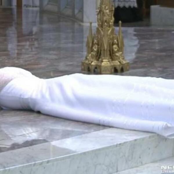 MLADA SE BACILA ISPRED SVEŠTENIKA PA RADILA OVO: Svi su to slušali svojim ušima (VIDEO)