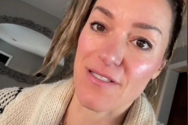 SNIMALA DADILJU DOK RADI TO U NJIHOVOJ KUĆI, KORISTILA USTA I RUKE: Bez imalo blama, svi u neverici (VIDEO)