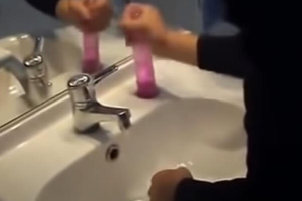 SNIMILA JE RUČNI RAD NASRED LAVABOA: Muškaci će zinuti od ŠOKA, OVAKAV NISTE VIDELI (VIDEO)