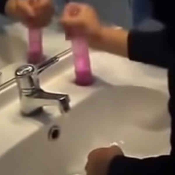 SNIMILA JE RUČNI RAD NASRED LAVABOA: Muškaci će zinuti od ŠOKA, OVAKAV NISTE VIDELI (VIDEO)