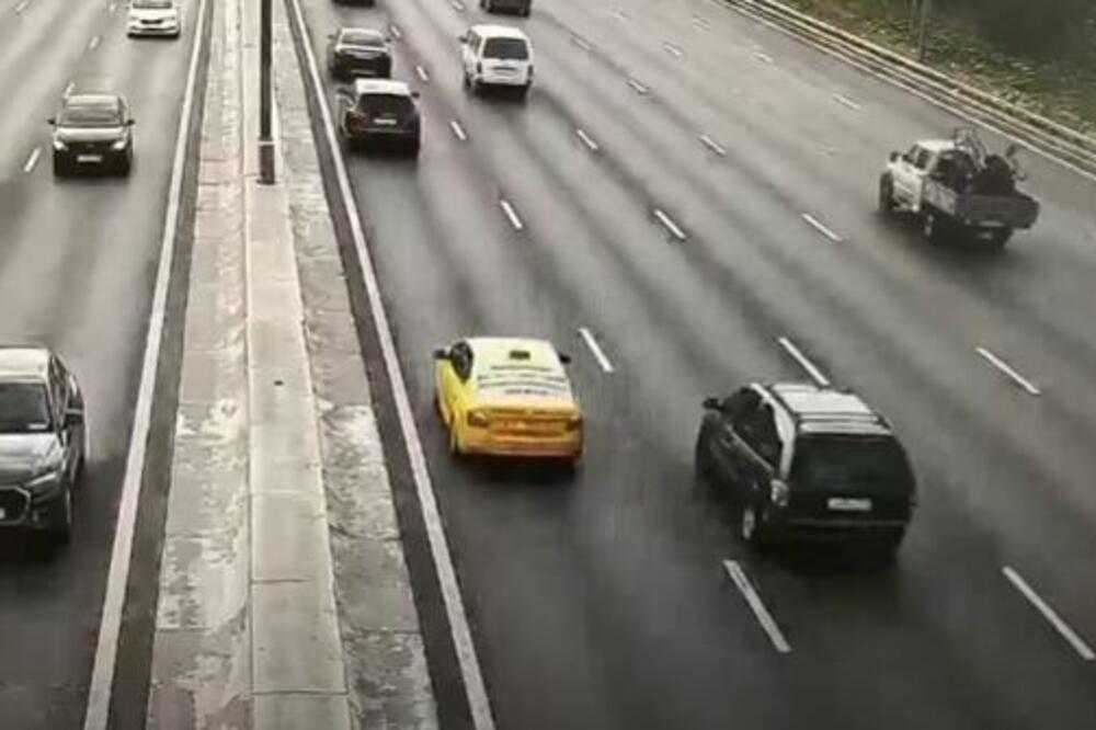 NEVIĐENI KURŠLUS U RUSIJI: Guma se kotrljala po autoputu, ono što je usledilo će vas ŠOKIRATI! (VIDEO)